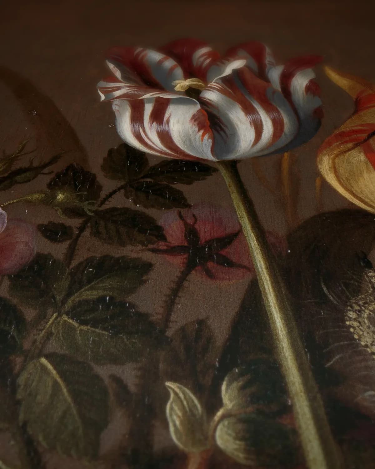 Stilleven met bloemen op geweven fluweel, uitsnede 3 van 3