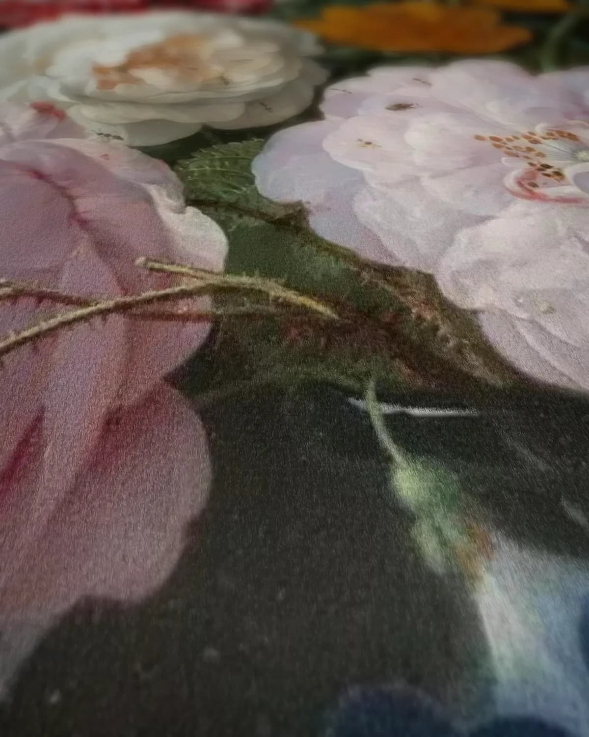 Stilleven met bloemen in een glazen vaas op geweven fluweel, uitsnede 1 van 3