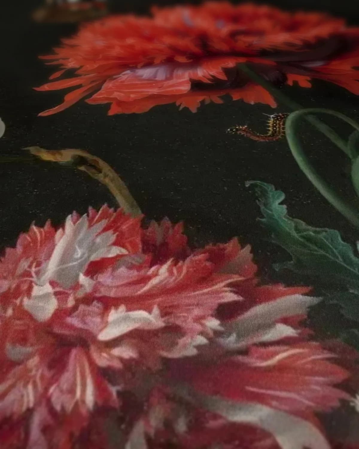 Stilleven met bloemen in een glazen vaas op geweven fluweel, uitsnede 3 van 3
