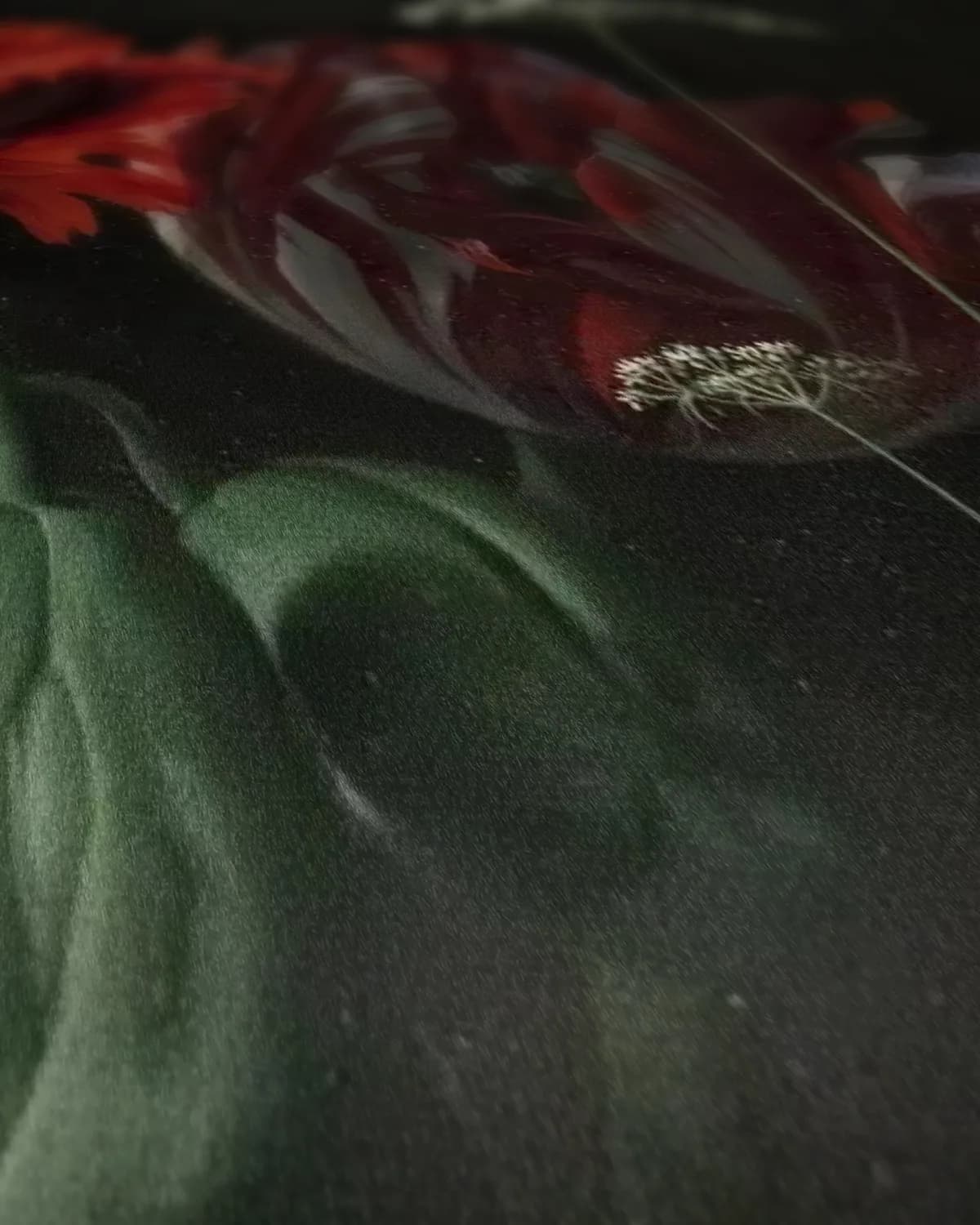 Stilleven met bloemen in een glazen vaas op geweven fluweel, uitsnede 2 van 3