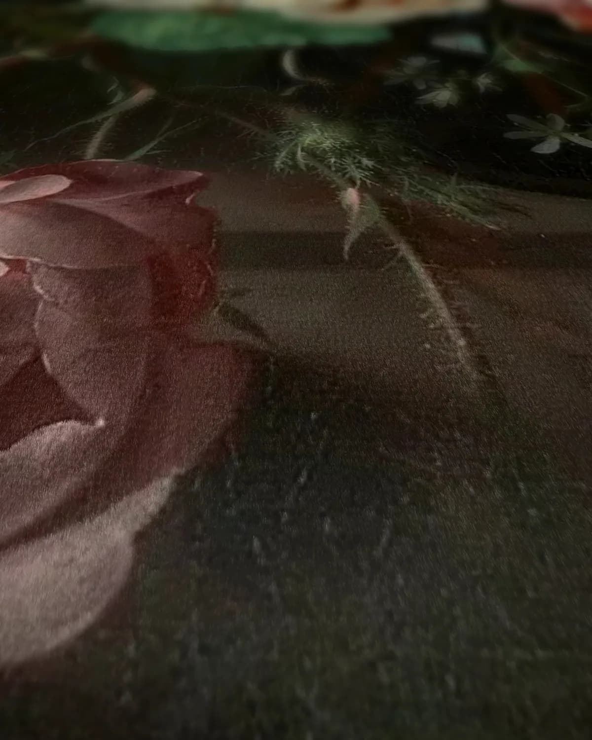 Stilleven met bloemen in een glazen vaas op geweven fluweel, uitsnede 1 van 3