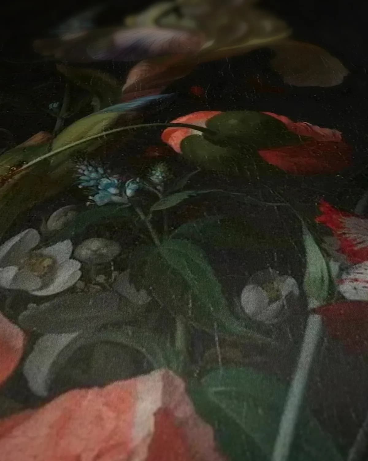 Stilleven met bloemen in een glazen vaas op geweven fluweel, uitsnede 3 van 3
