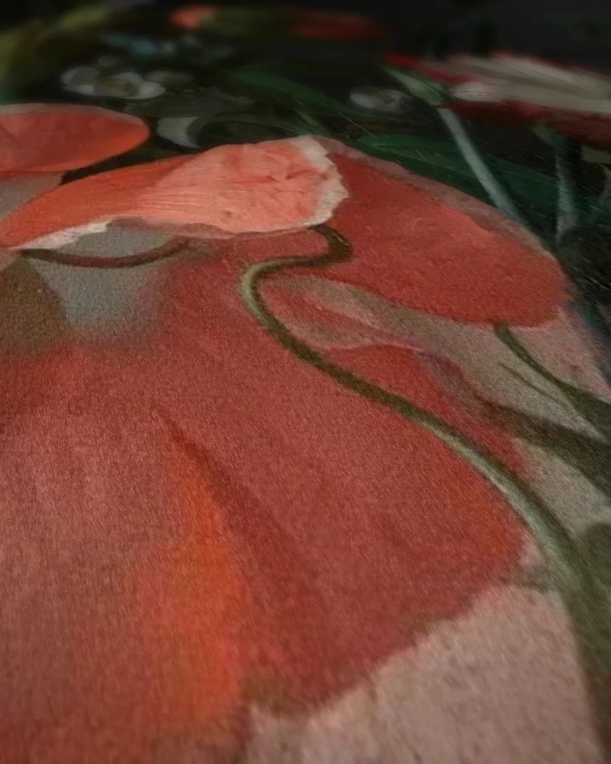 Stilleven met bloemen in een glazen vaas op geweven fluweel, uitsnede 2 van 3