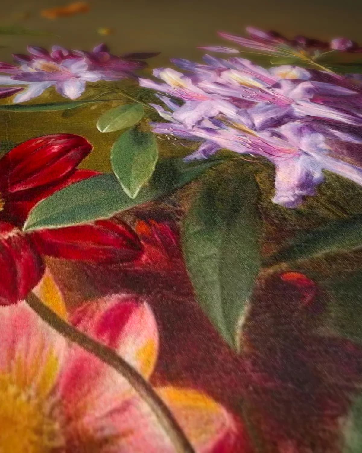 Stilleven met bloemen in een Griekse vaas: allegorie op de lente op geweven fluweel, uitsnede 2 van 3