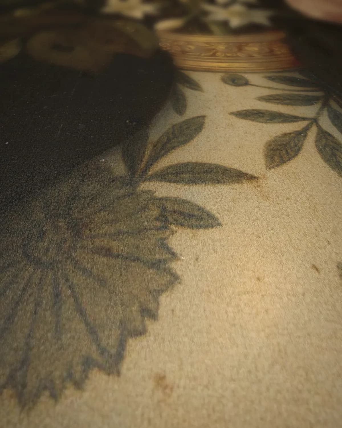 Stilleven met bloemen in een Griekse vaas: allegorie op de Lente op geweven fluweel, uitsnede 1 van 3