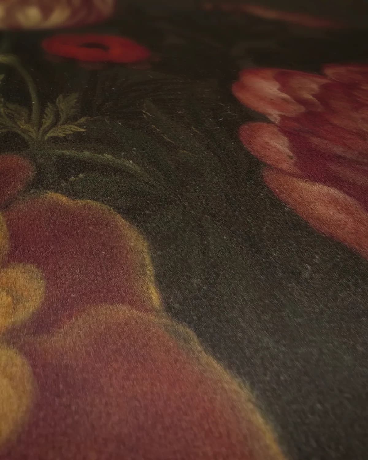 Stilleven met bloemen in een Griekse vaas: allegorie op de Lente op geweven fluweel, uitsnede 2 van 3