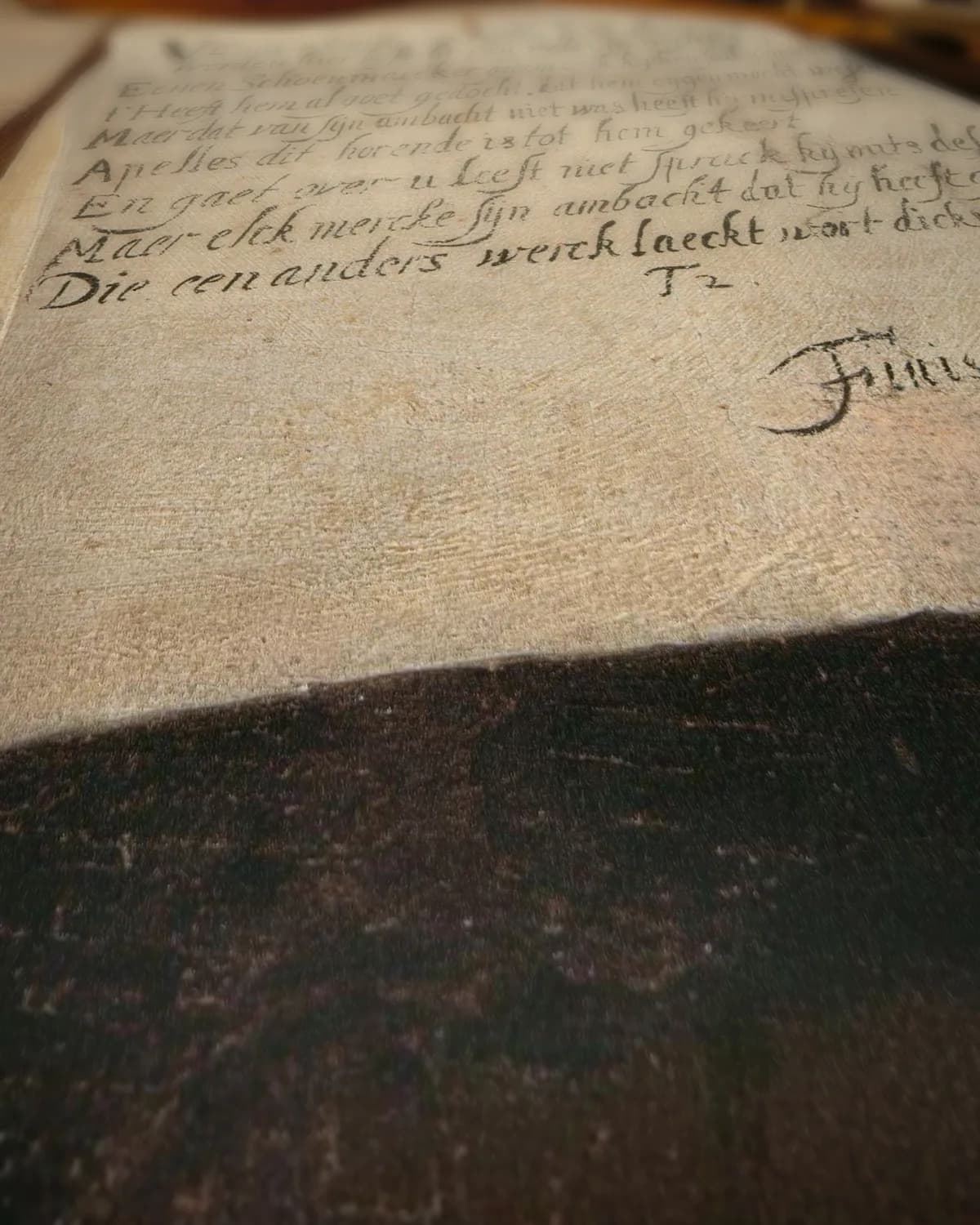 Stilleven met een exemplaar van De Waere Mercurius op geweven fluweel, uitsnede 1 van 3