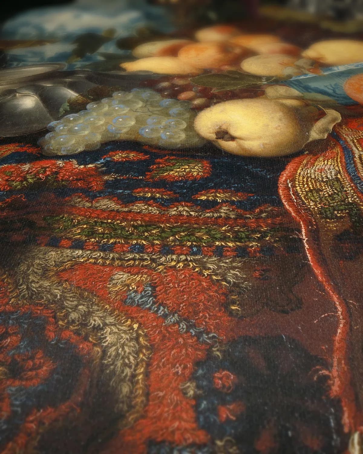 Stilleven met fruit, borden en schalen op een Turks tapijt op geweven fluweel, uitsnede 3 van 3