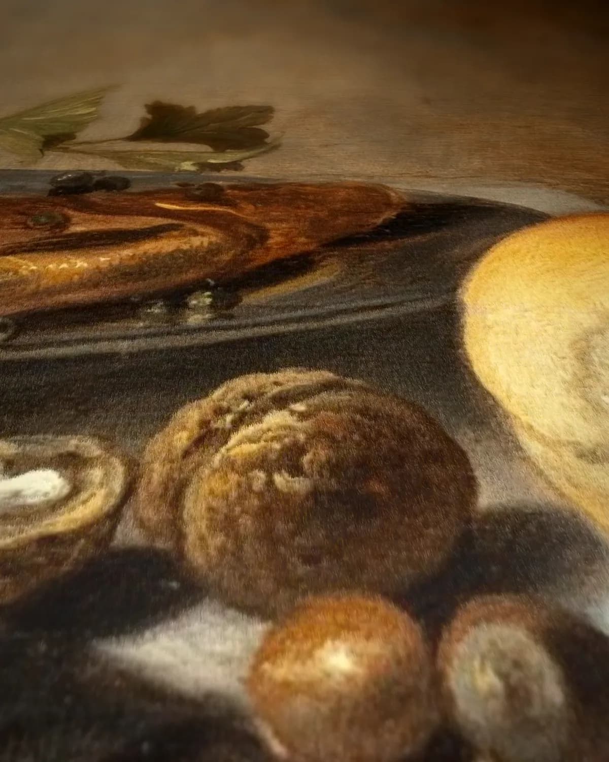 Stilleven met haring, wijn en brood op geweven fluweel, uitsnede 1 van 3