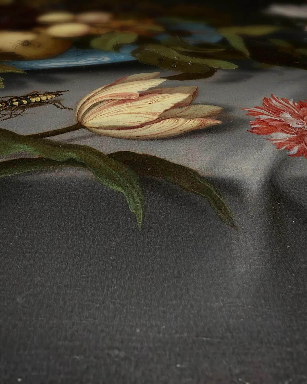 Stilleven met vruchten en bloemen op geweven fluweel, uitsnede 1 van 3