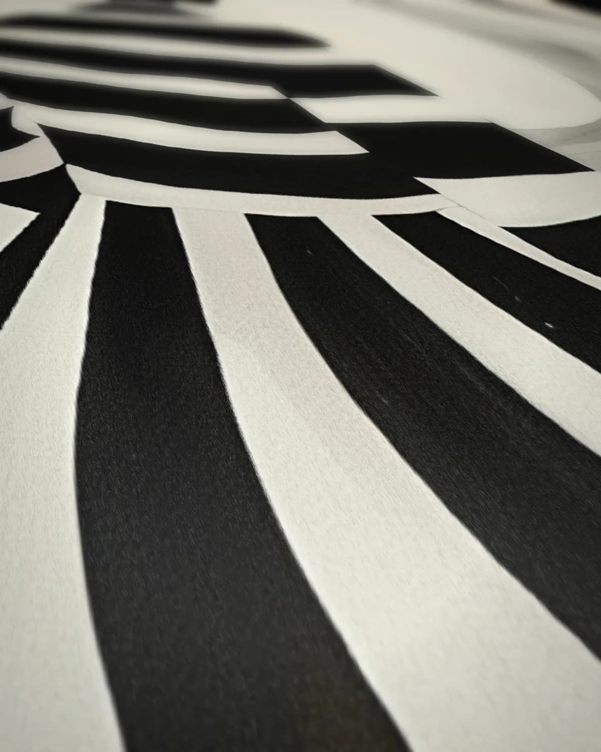 Stripes in Motion op geweven fluweel, uitsnede 2 van 3