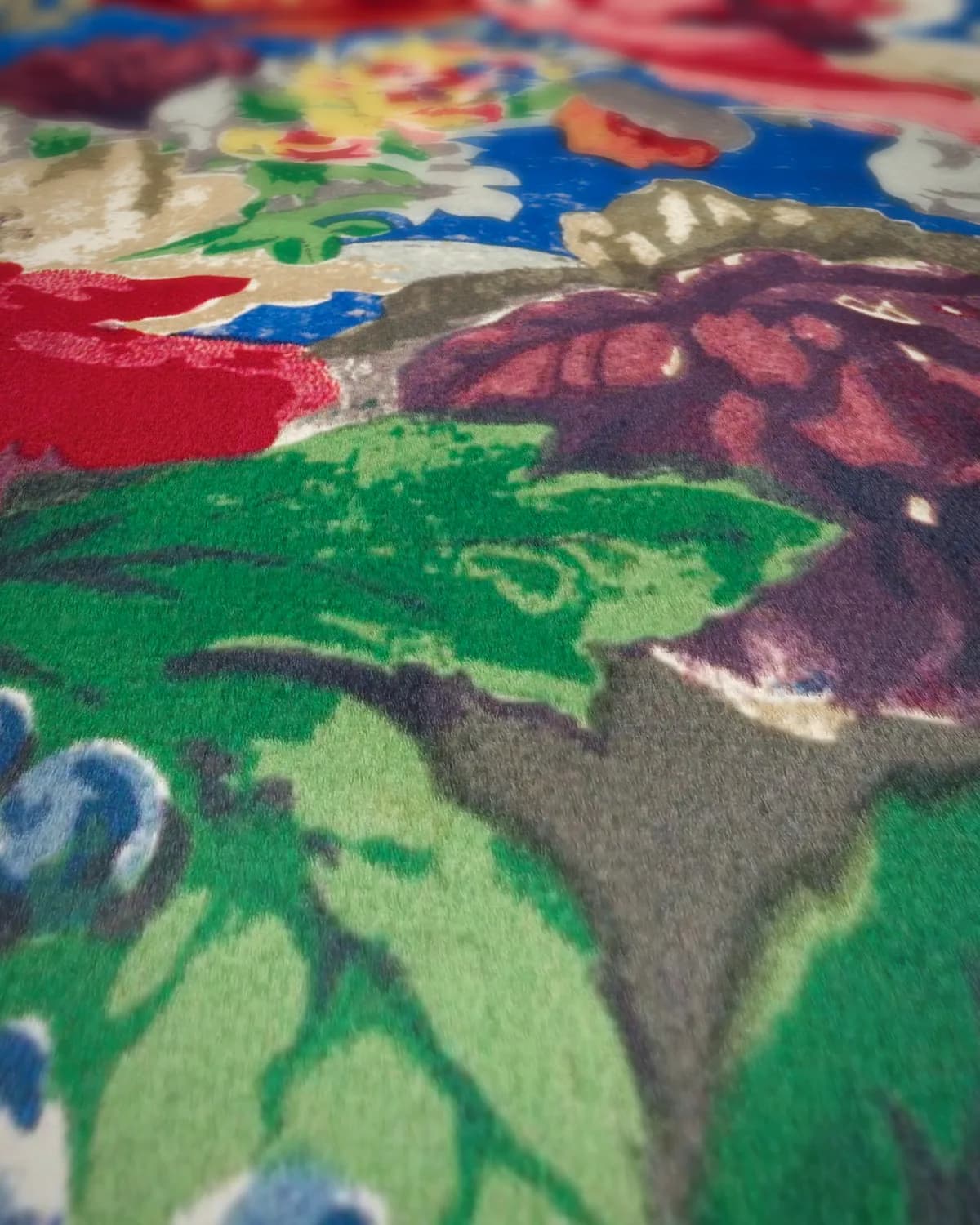Tafelkleed met blokprint uit de industriële kunsten van de negentiende eeuw op geweven fluweel, uitsnede 1 van 3