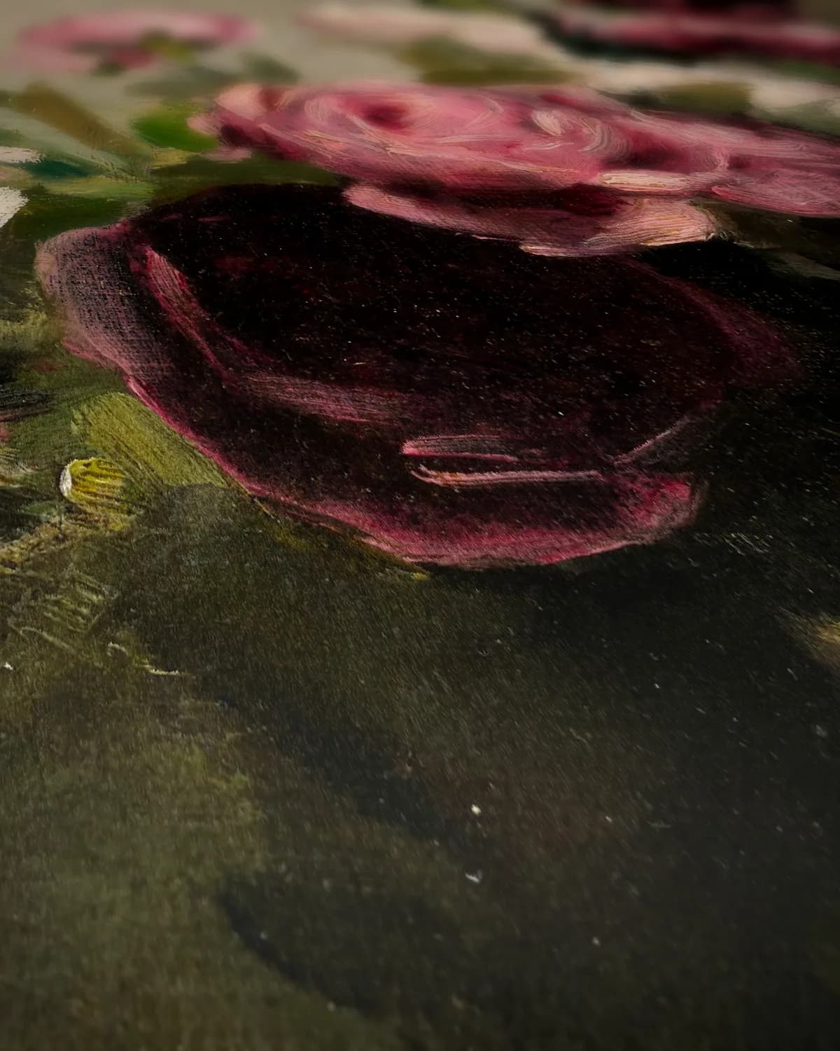 Vaas met rozen op geweven fluweel, uitsnede 2 van 3