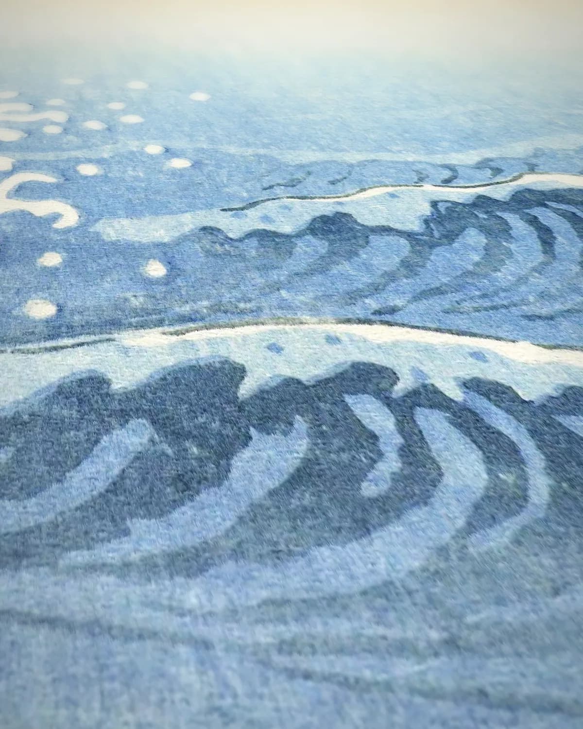 Vijf zilvermeeuwen boven een turbulente zee op geweven fluweel, uitsnede 2 van 3