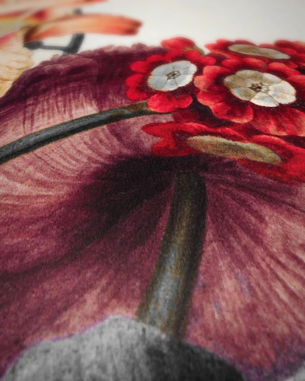 Vintage Bloemenboeket op geweven fluweel, uitsnede 1 van 3