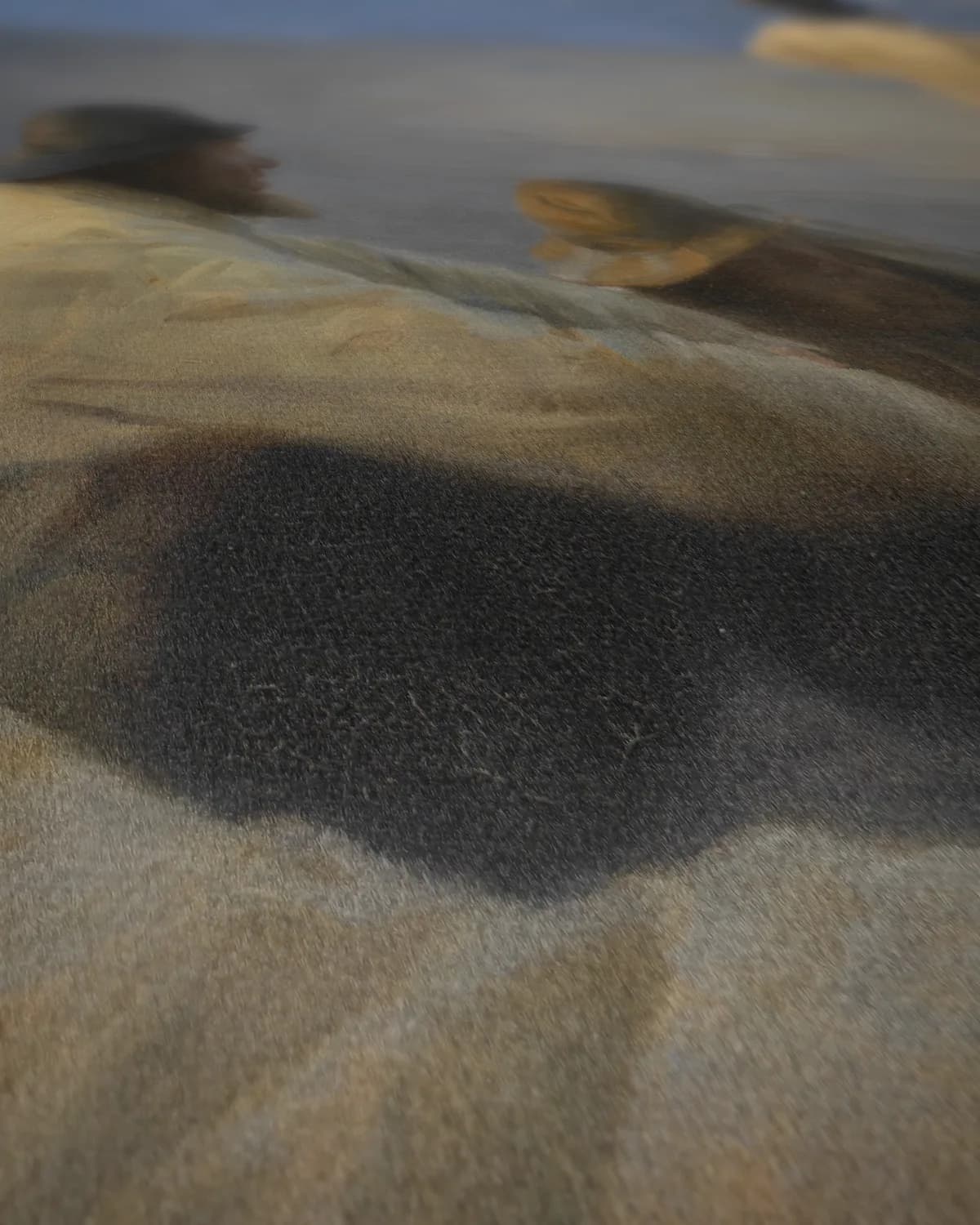Vissers op het strand van Skagen op geweven fluweel, uitsnede 2 van 3