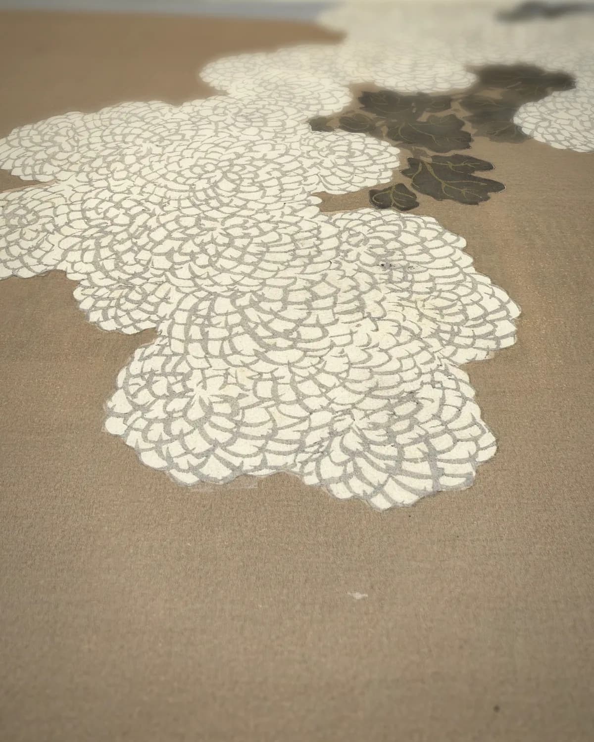 Witte chrysanten in bloei op geweven fluweel, uitsnede 3 van 3