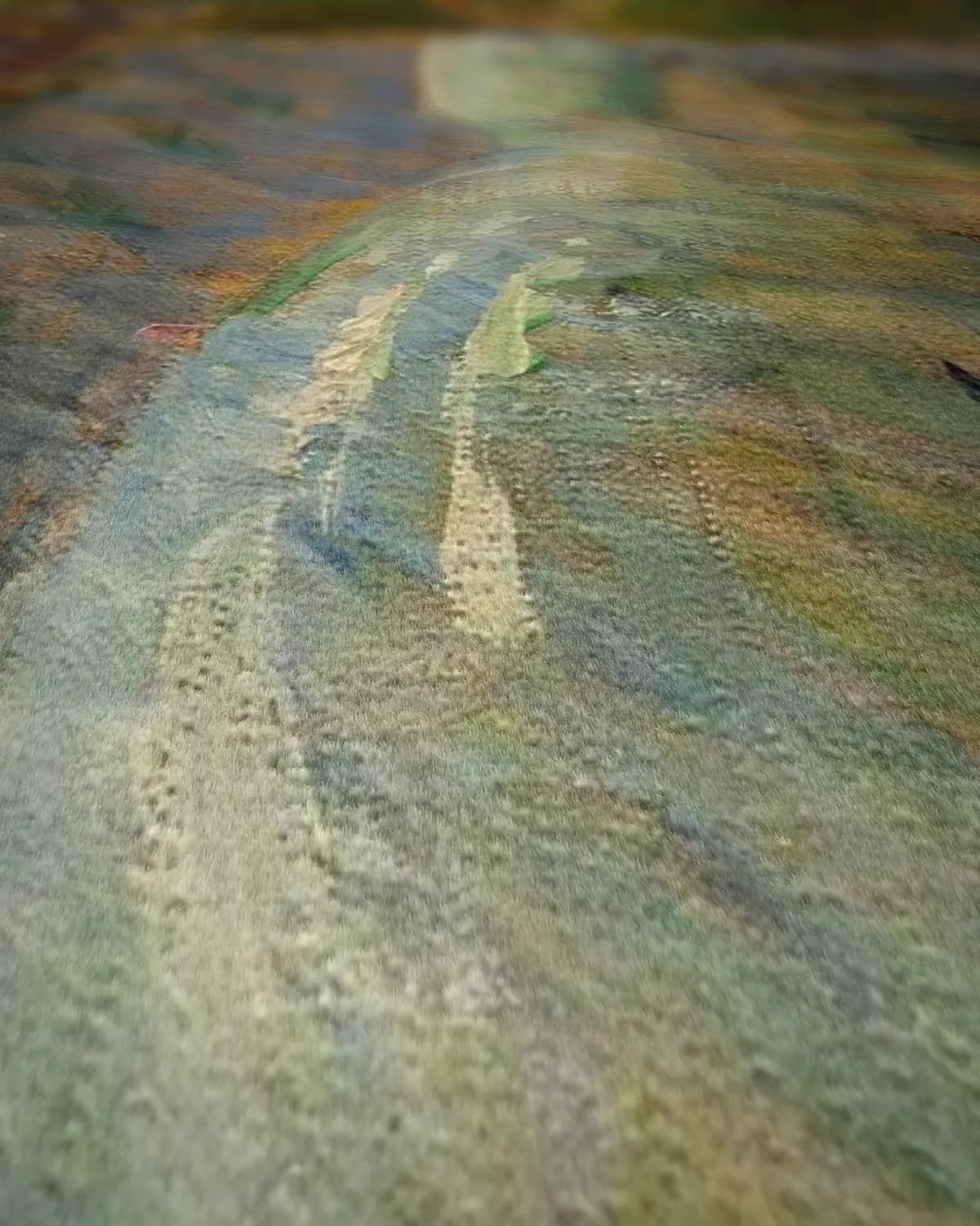 Witte rozen op een schildersezel op geweven fluweel, uitsnede 1 van 3